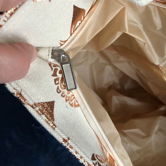 Super fun lightweight beach bag with pineapple design✨ - Picture 11 of 13